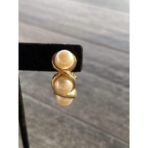 Vintage Clip Ons Earrings Three Faux Pearls Gold Tone Estate - Picture 4 of 12